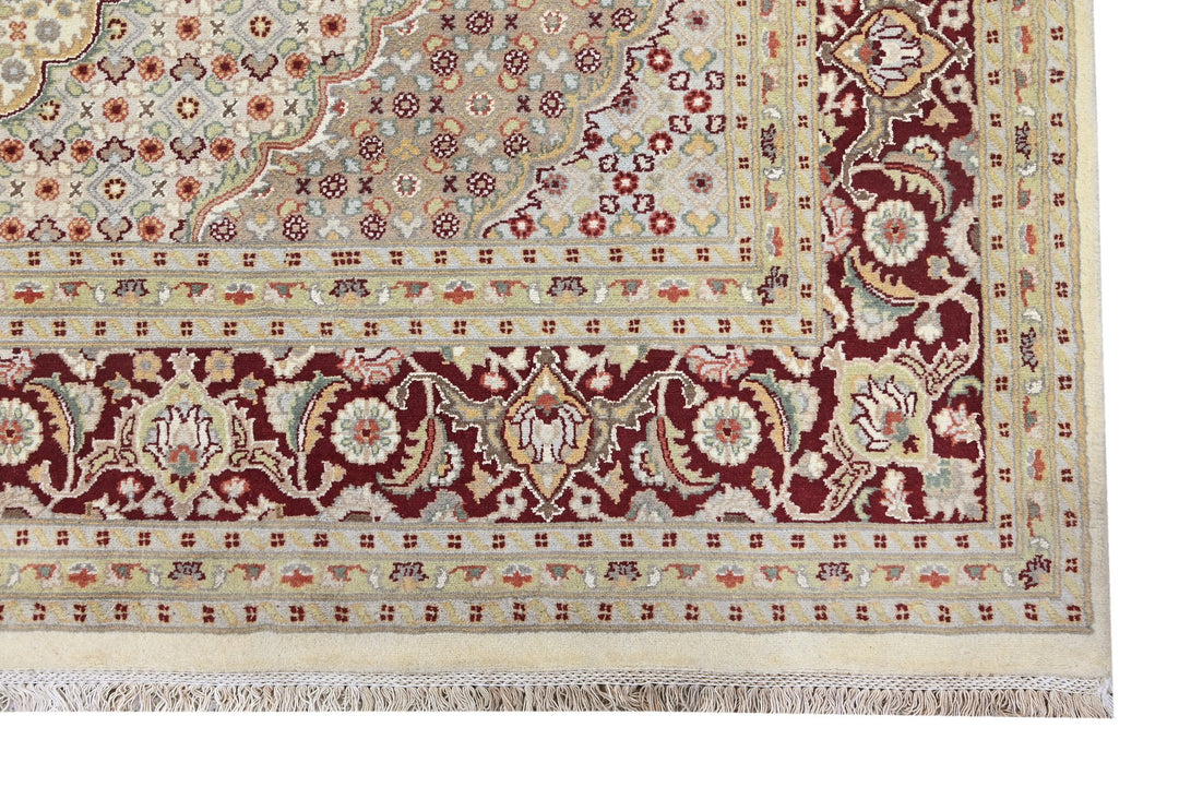 white Large rug 8' 0" x 10' 1"
