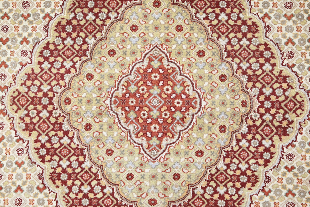 white Large rug 8' 0" x 10' 1"