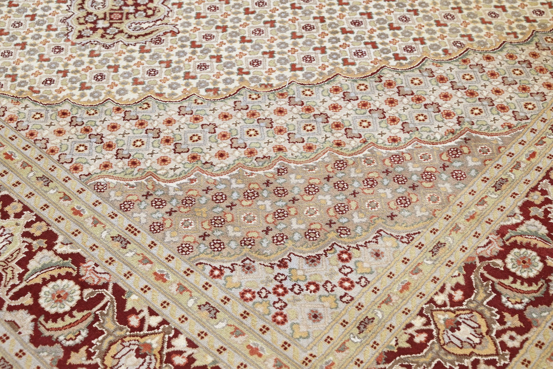 white Large rug 8' 0" x 10' 1"
