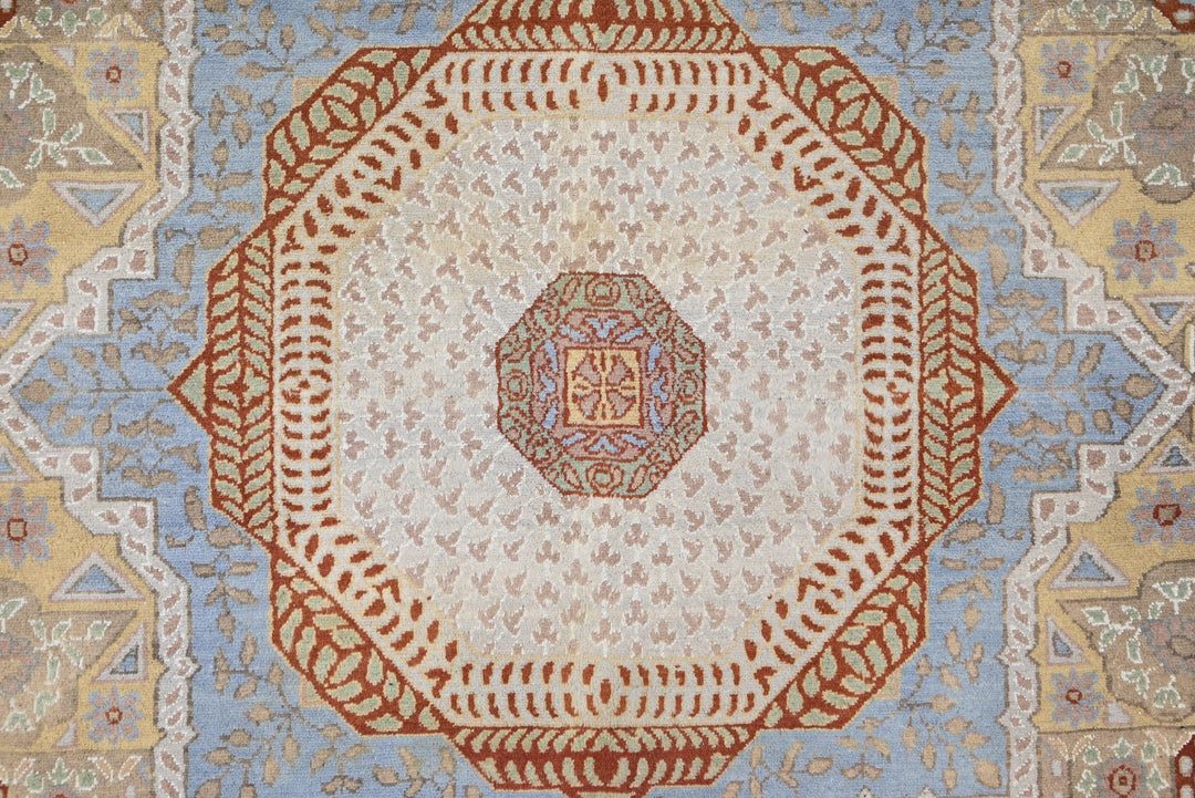 white Large rug 7' 10" x 10' 5"