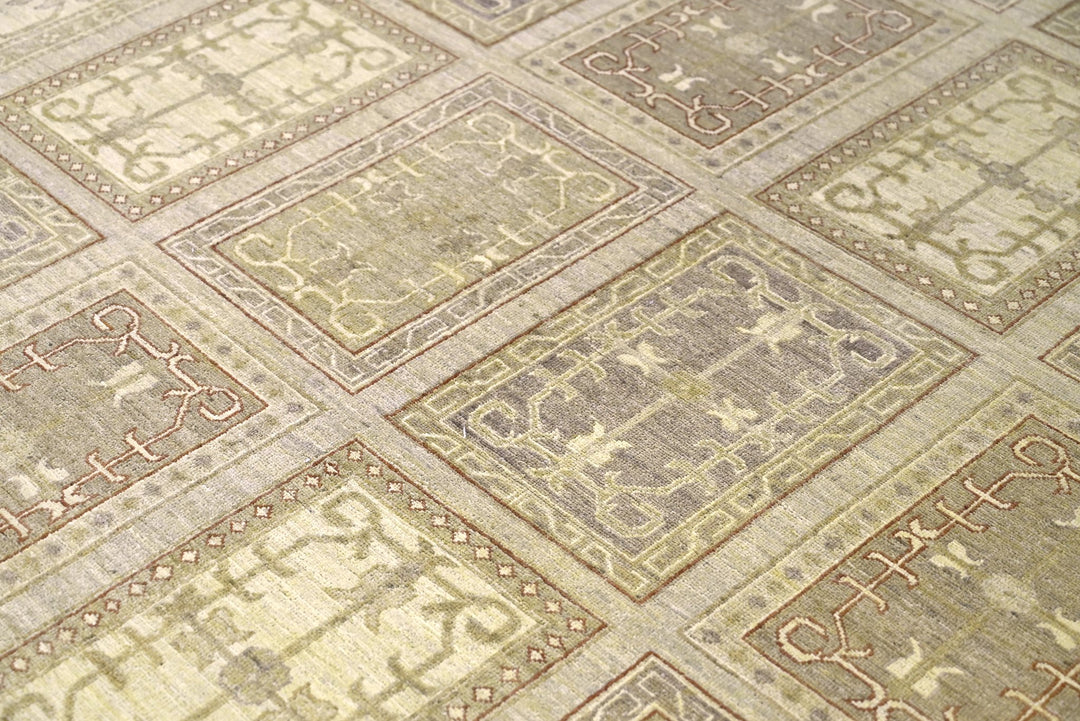 brown Large rug 6' 6" x 9' 8"