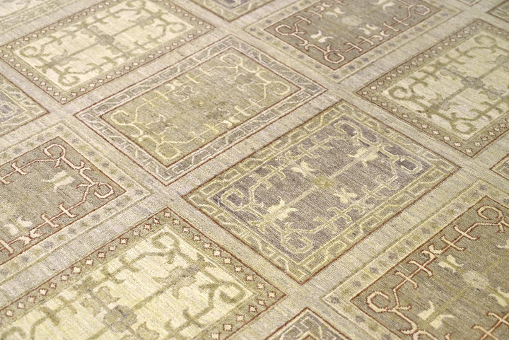 brown Large rug 6' 6" x 9' 8"