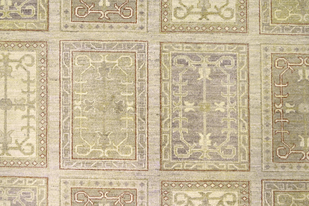 brown Large rug 6' 6" x 9' 8"