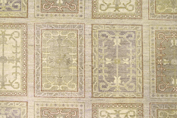 brown Large rug 6' 6" x 9' 8"