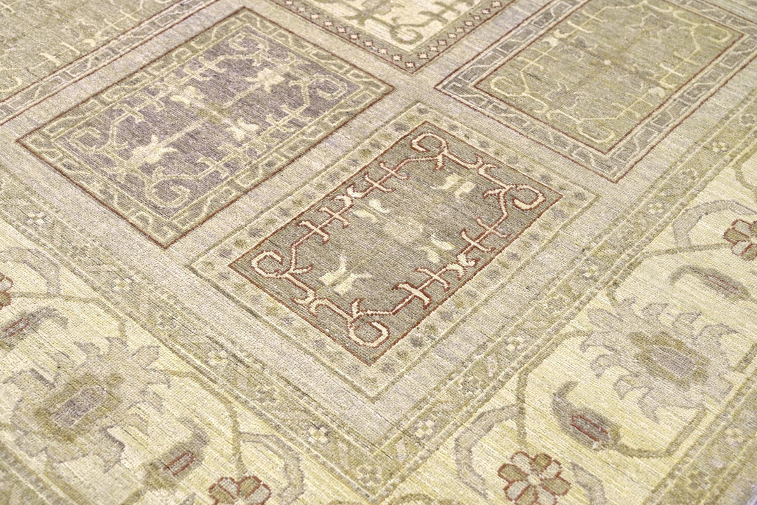 brown Large rug 6' 6" x 9' 8"