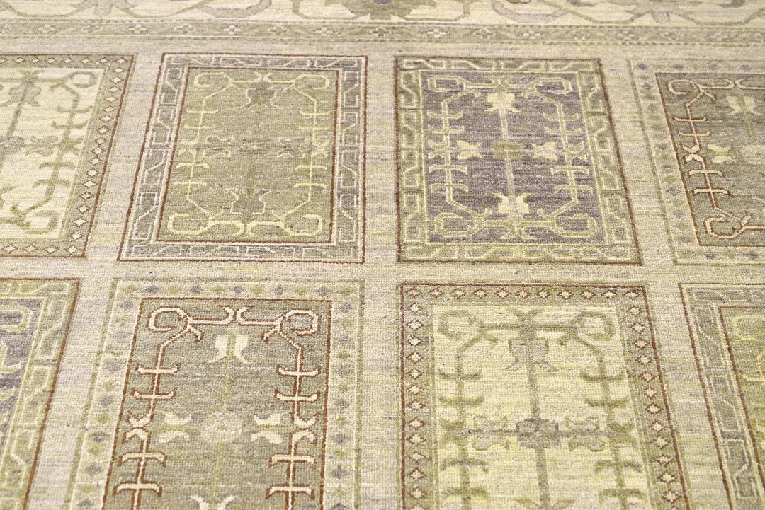 brown Large rug 6' 6" x 9' 8"