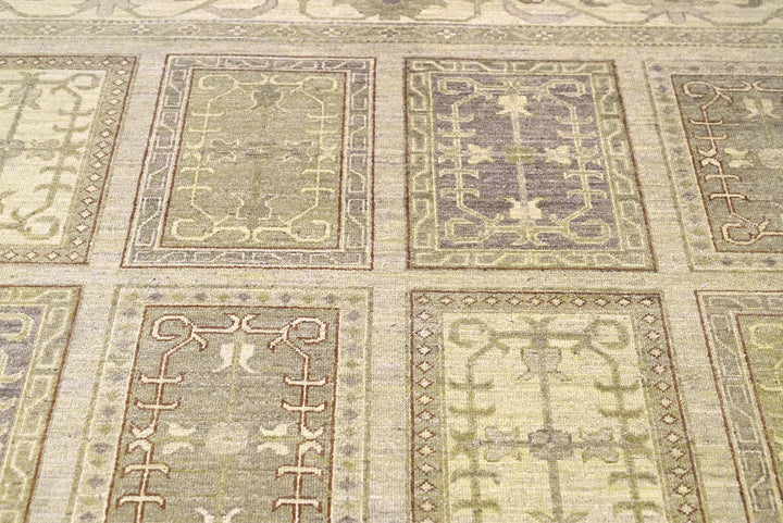 brown Large rug 6' 6" x 9' 8"