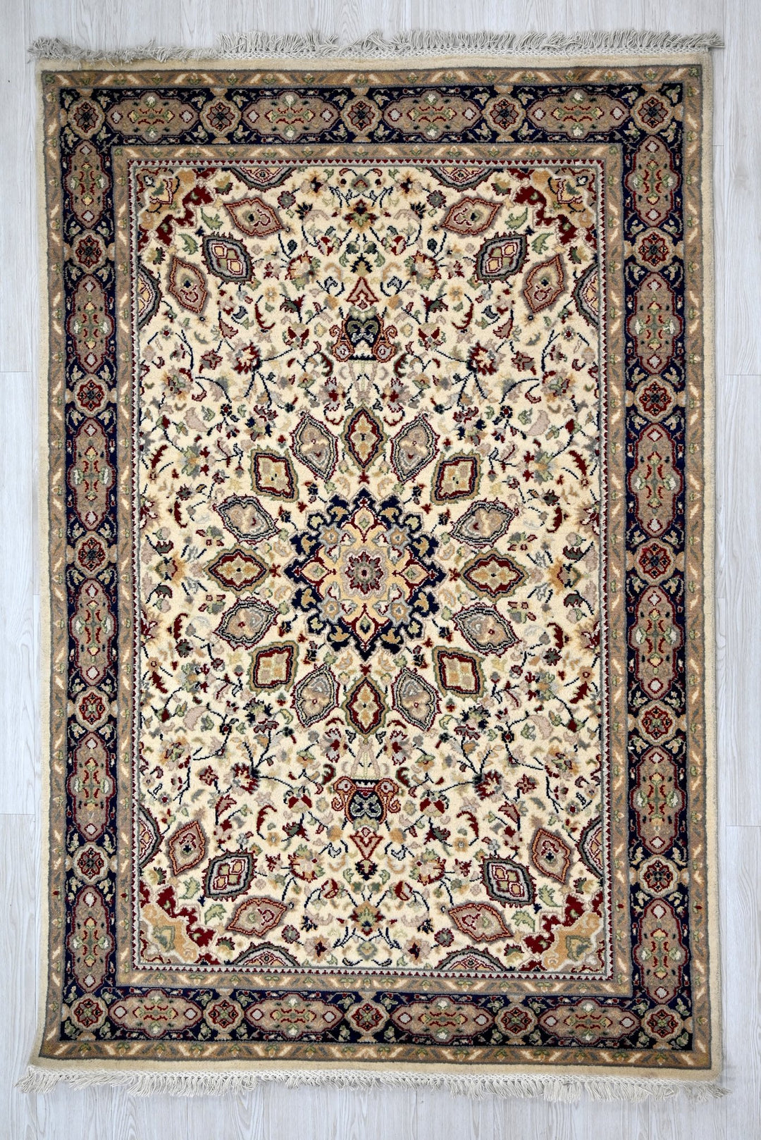 white Medium rug 4' 4" x 6' 9"