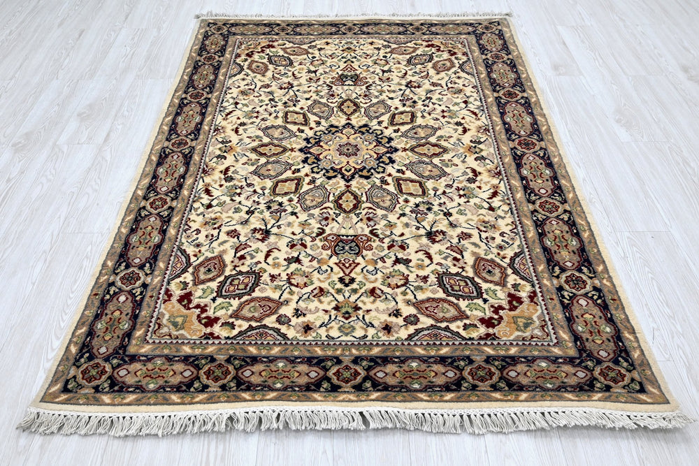 white Medium rug 4' 4" x 6' 9"
