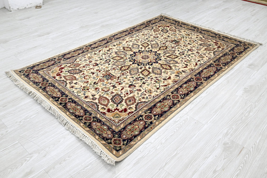 white Medium rug 4' 4" x 6' 9"