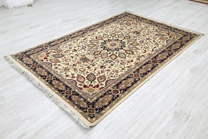 white Medium rug 4' 4" x 6' 9"