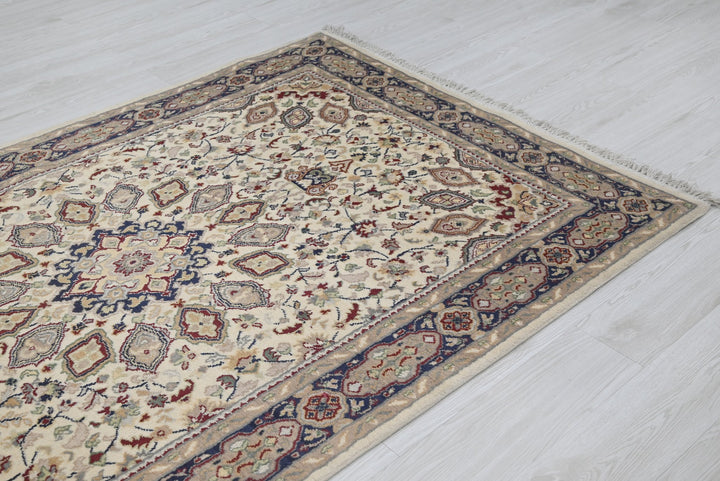 white Medium rug 4' 4" x 6' 9"