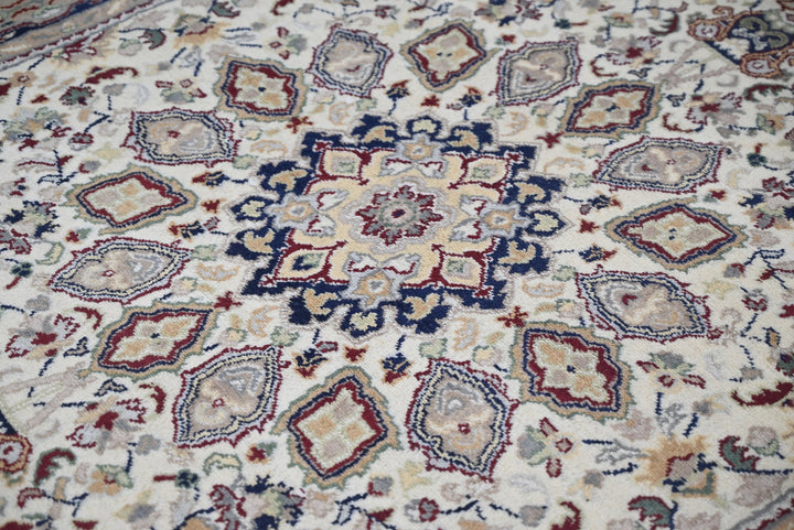 white Medium rug 4' 4" x 6' 9"