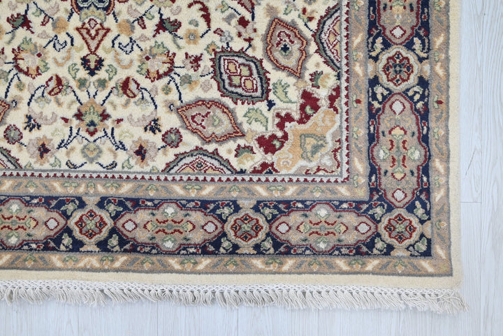 white Medium rug 4' 4" x 6' 9"