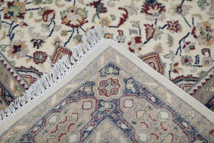 white Medium rug 4' 4" x 6' 9"