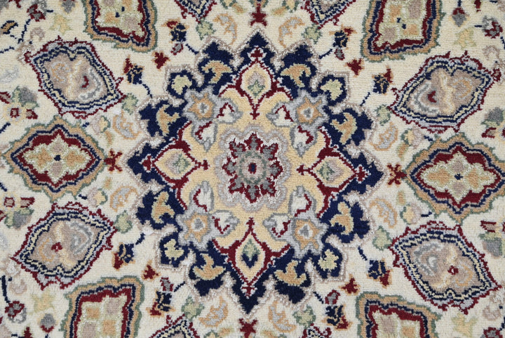 white Medium rug 4' 4" x 6' 9"