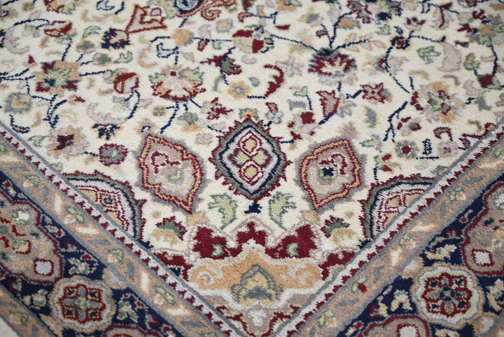 white Medium rug 4' 4" x 6' 9"