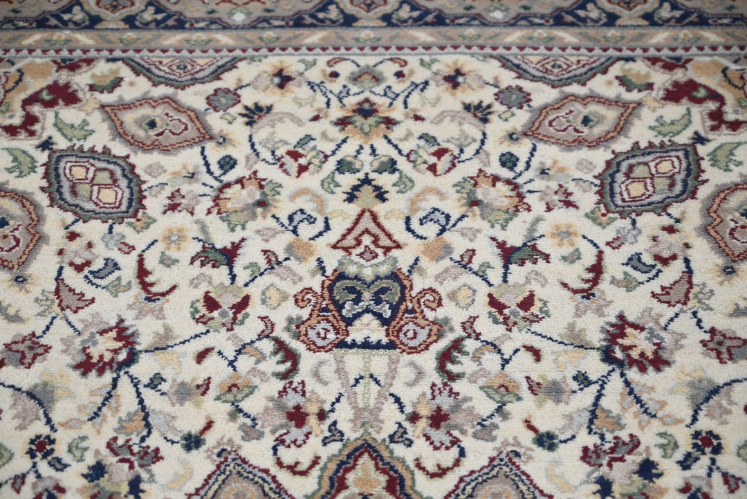 white Medium rug 4' 4" x 6' 9"