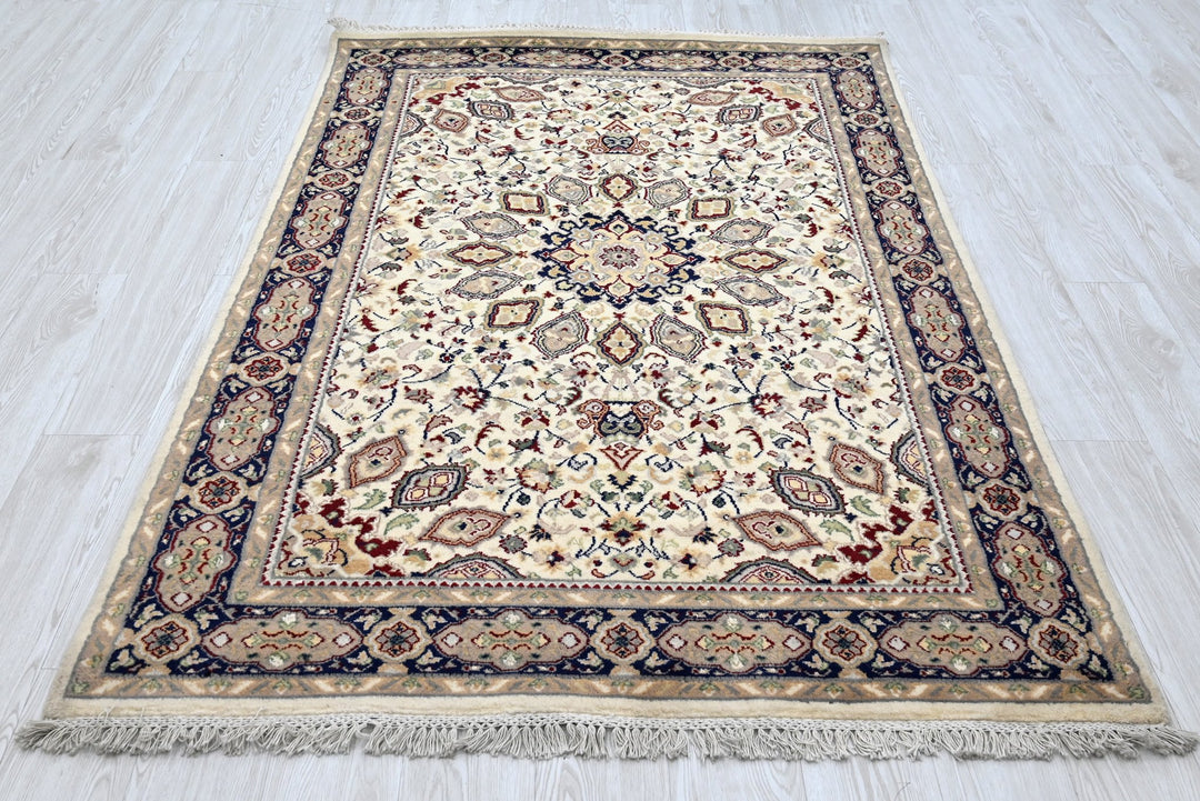 white Medium rug 4' 4" x 6' 9"