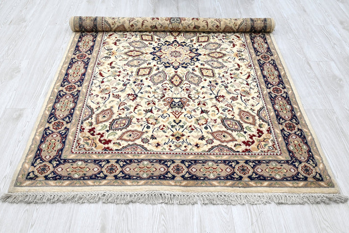 white Medium rug 4' 4" x 6' 9"