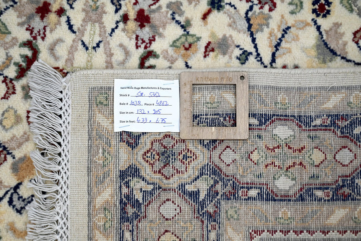 white Medium rug 4' 4" x 6' 9"