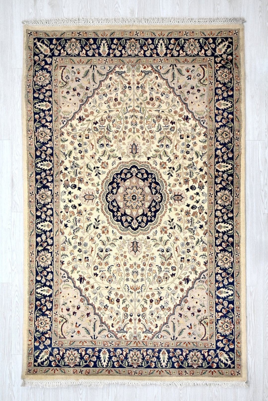 white Medium rug 4' 4" x 7' 4"
