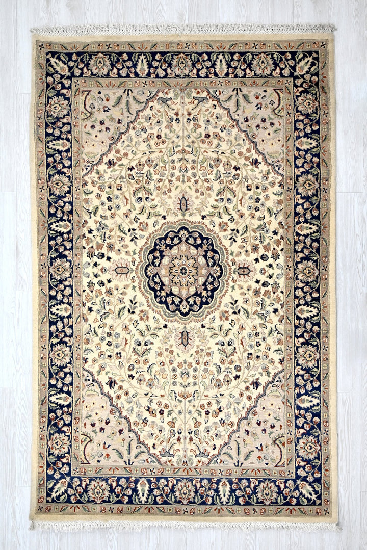 white Medium rug 4' 4" x 7' 4"