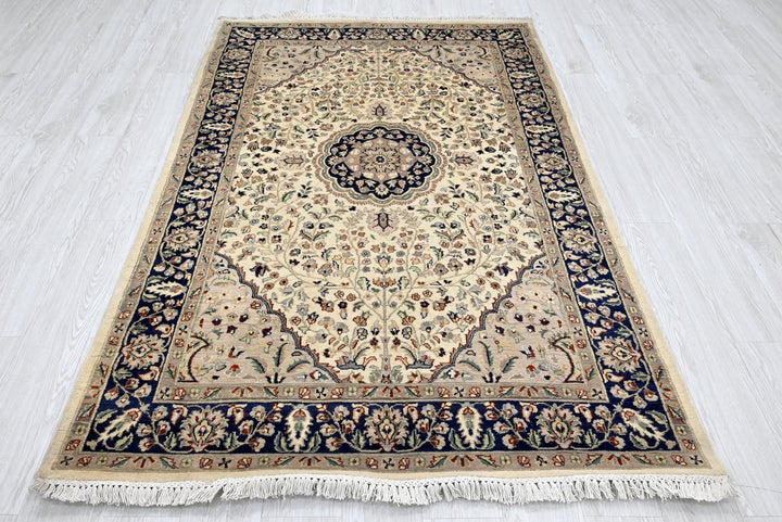 white Medium rug 4' 4" x 7' 4"