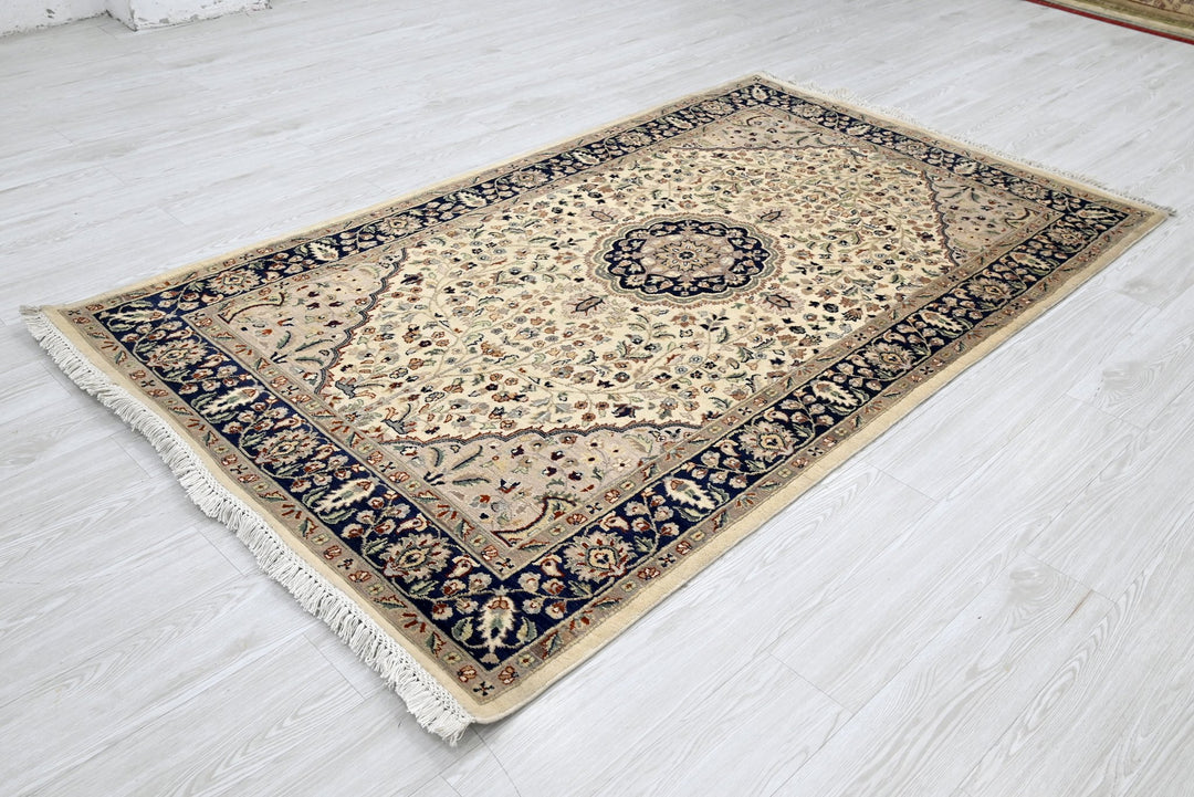 white Medium rug 4' 4" x 7' 4"