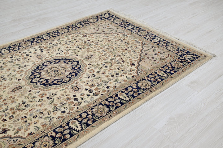 white Medium rug 4' 4" x 7' 4"