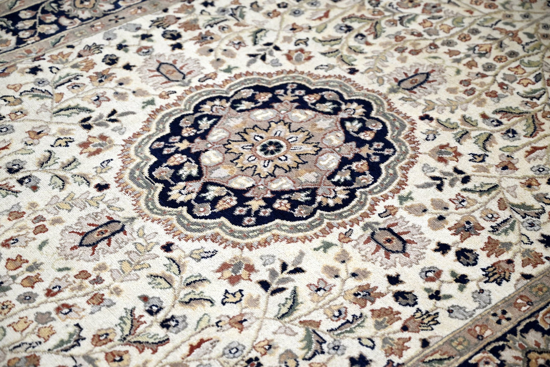 white Medium rug 4' 4" x 7' 4"