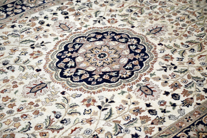 white Medium rug 4' 4" x 7' 4"