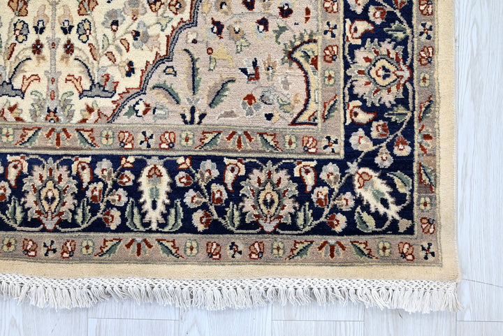 white Medium rug 4' 4" x 7' 4"