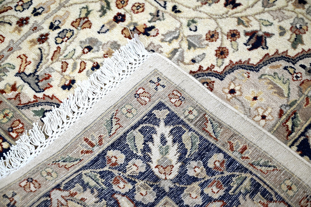white Medium rug 4' 4" x 7' 4"