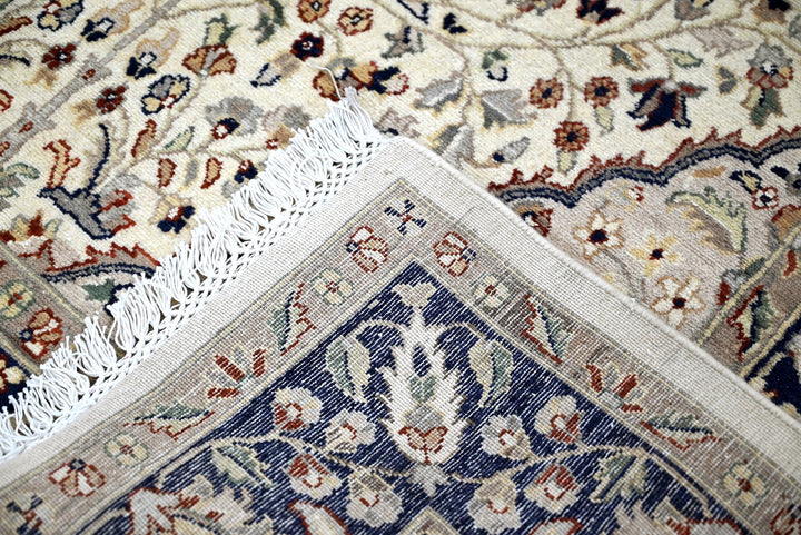 white Medium rug 4' 4" x 7' 4"