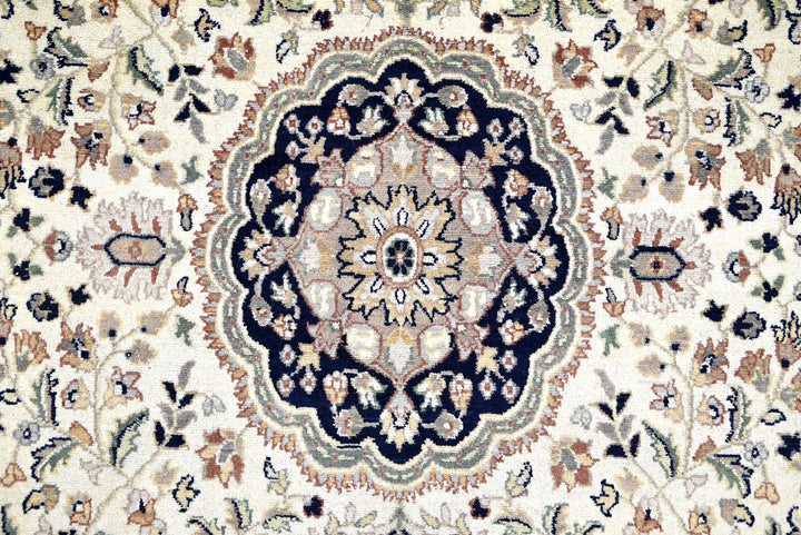 white Medium rug 4' 4" x 7' 4"