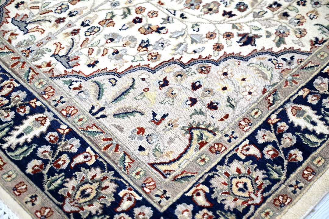white Medium rug 4' 4" x 7' 4"