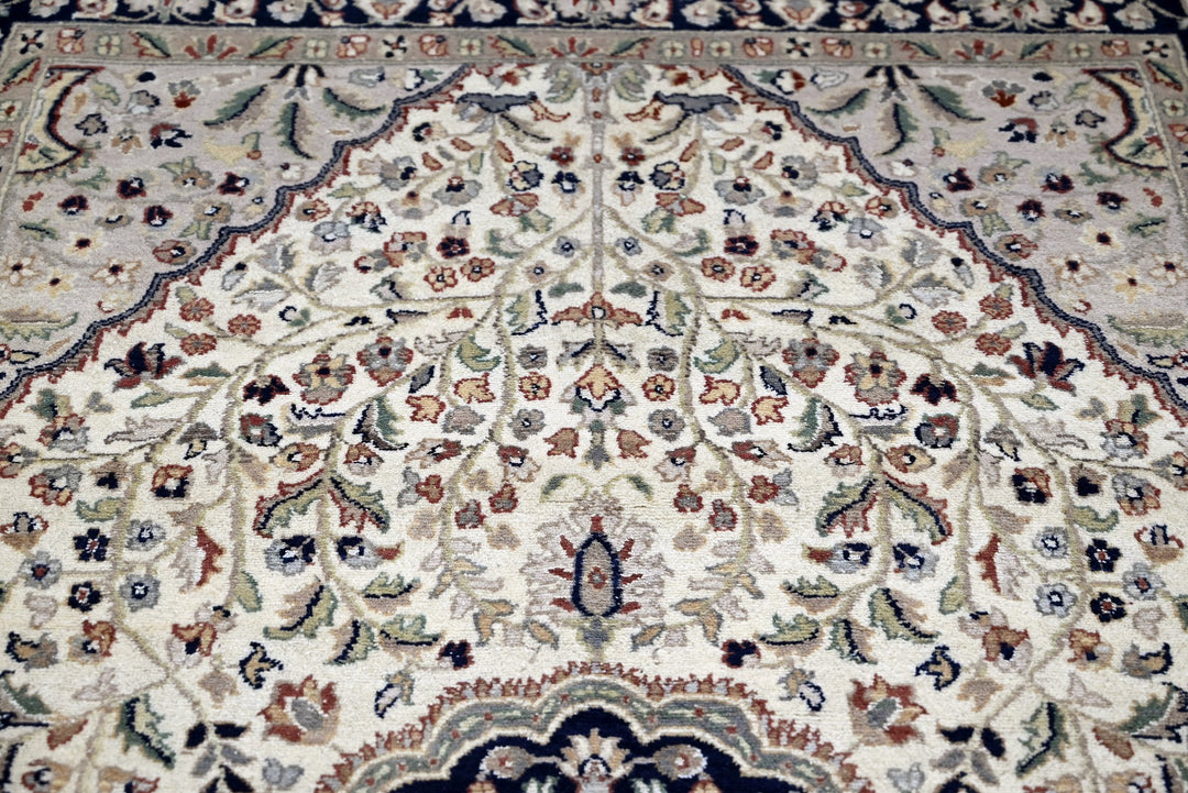 white Medium rug 4' 4" x 7' 4"