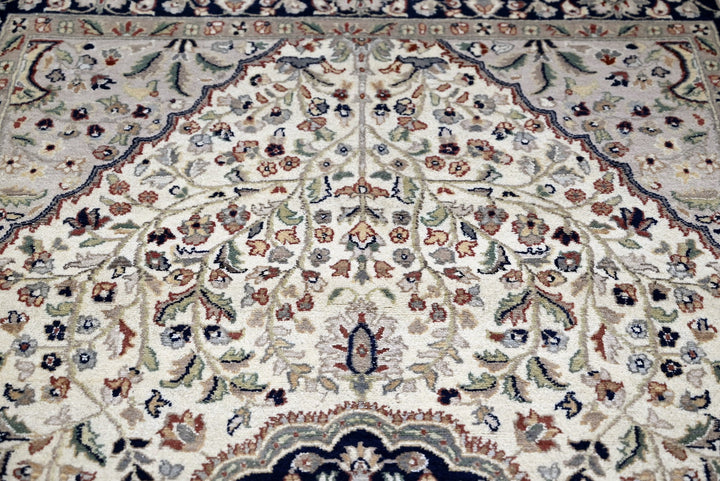 white Medium rug 4' 4" x 7' 4"