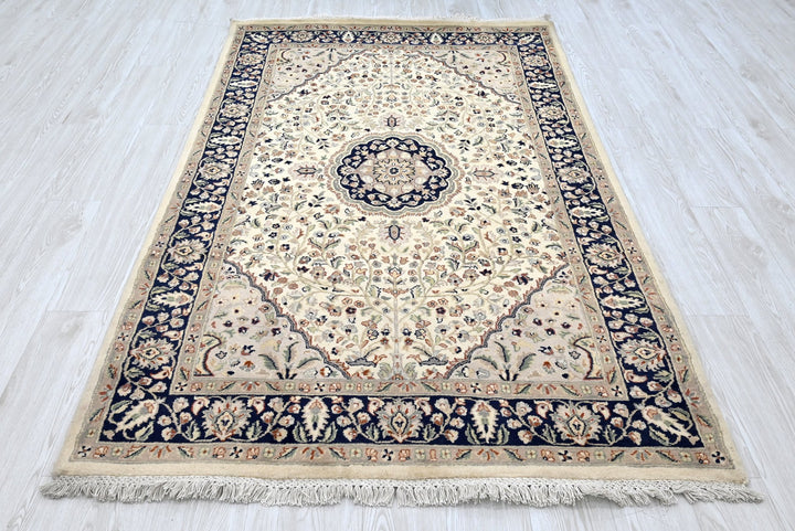 white Medium rug 4' 4" x 7' 4"