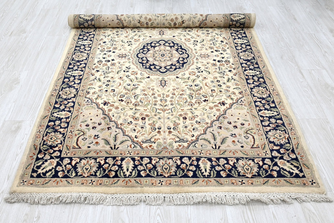 white Medium rug 4' 4" x 7' 4"