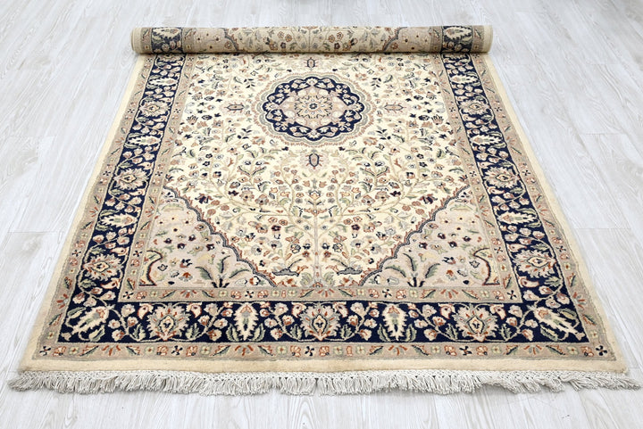 white Medium rug 4' 4" x 7' 4"