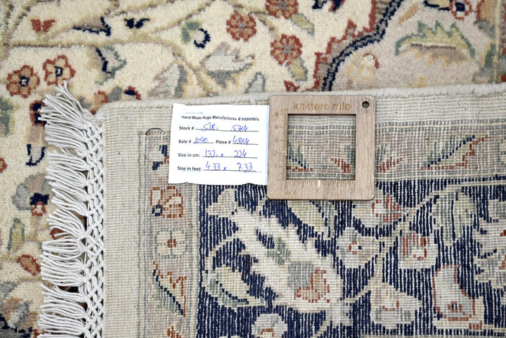 white Medium rug 4' 4" x 7' 4"