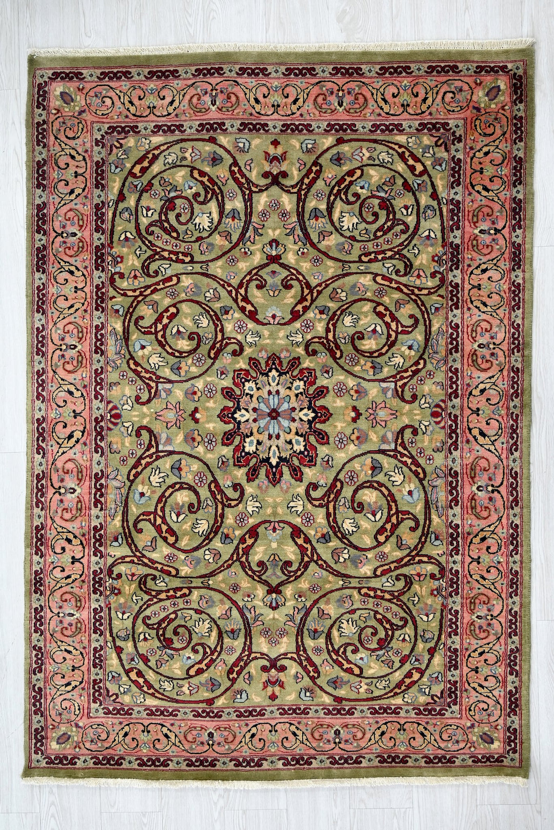 green Accent rug 4' 0" x 5' 11"