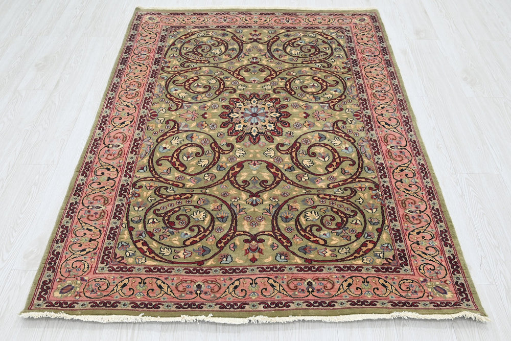 green Accent rug 4' 0" x 5' 11"
