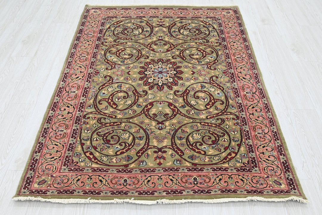 green Accent rug 4' 0" x 5' 11"