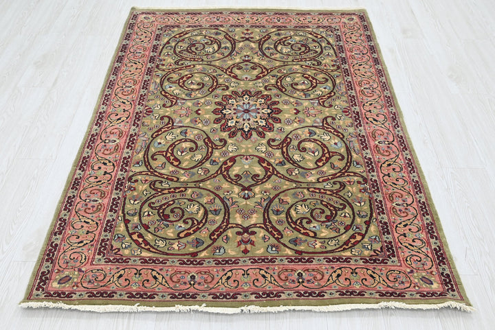 green Accent rug 4' 0" x 5' 11"