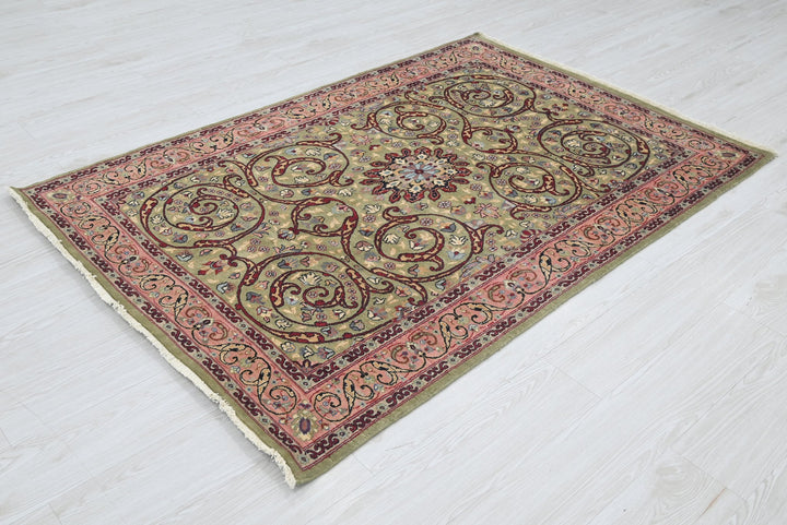 green Accent rug 4' 0" x 5' 11"