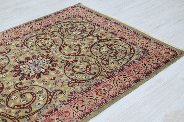 green Accent rug 4' 0" x 5' 11"