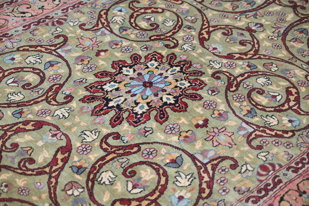 green Accent rug 4' 0" x 5' 11"